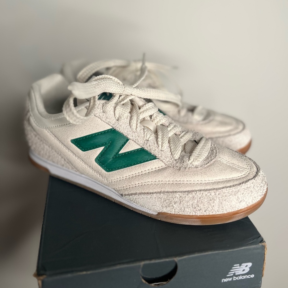 RC42 size 8 New Balance Cream and Green Sneakers